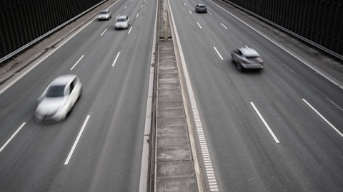 Fra 1. januar til 27. maj er der givet en forkert tillægsbøde til cirka 1400 bilister, der har overtrådt hastighedsgrænserne med mindst 30 procent på de danske motorveje. (Arkivfoto)