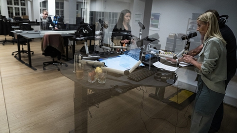 Becca Reyes, Cecilie Lange og Mikkel Bagger var i studiet på Radio Loud, den nye dab-kanal, der sendte sin første udsendelse lige efter midnat på åbningsdagen den 1. april 2020.