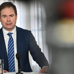 Finansminister Nicolai Wammen (S) siger på et pressemøde, at "hverdagen er sat på standby, og det samme er meget af den økonomiske aktivitet". Han understreger, at coronakrisen har "voldsomme økonomiske konsekvenser".