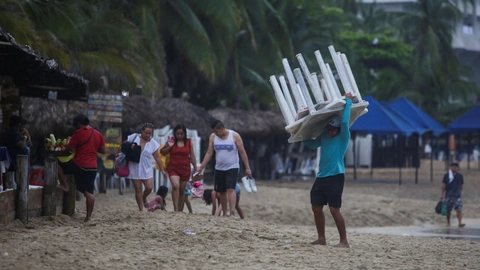 Stranden i Acapulco inden den meget farlige orkan Otis ramte den mexicanske by i delstaten Guerrero.