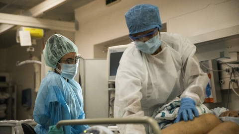 Antallet af coronapatienterne presser hospitalerne i Region Sjælland. Derfor får sygehusene nu hjælp fra de 17 kommuner i Region Sjælland, der stiller kommunale sengepladser til rådighed. Billedet er fra en intensivafdeling med coronapatienter på Bispebjerg Hospital i Region Hovedstaden. (Arkivfoto).