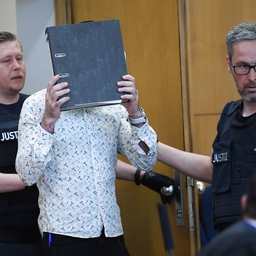 Den tiltalte jihadist, der kun er identificeret som Taha al-J., skjulte sit ansigt i retssalen fredag den 24. april, da retssagen mod ham tog sin begyndelse. (Foto: Arne Dedert/AFP/Ritzau Scanpix)