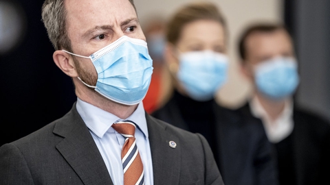 Jakob Ellemann-Jensen (V) slår fast, at der fortsat er brug for eksstatsminister Lars Løkke Rasmussen (V) i Venstre. Her ses Ellemann-Jensen onsdag i forbindelse med den politiske aftale om økonomisk stimuli.