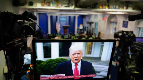 Donald Trump delte under urolighederne i Washington en video på sociale medier, hvor han gentog, at "valget er blevet stjålet fra os". Efter at Kongressen formelt har godkendt Bidens sejr, har Trumps talsmand udsendt en erklæring, hvor Trump lover en fredelig magtoverdragelse.