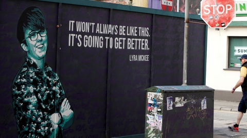 Et murmaleri, der hylder den dræbte journalist Lyra McKee, ses på en mur i den nordirske hovedstad, Belfast. (Arkivfoto)