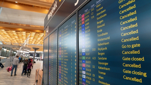 Gardermoen lufthavn ved Oslo i april, da coronapandien ramte flytrafikken hårdt. Siden har lufthavnen måtte spinke og spare for at holde sig oven vande.
