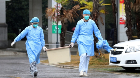 I Wuhan, hvor udbrud af virus begyndte, er en række aktiviteter aflyst i et forsøg på at forhindre yderligere spredning af virusset. Foto viser personale fra det hospital i Wuhan, hvor alle smittede bliver behandlet.