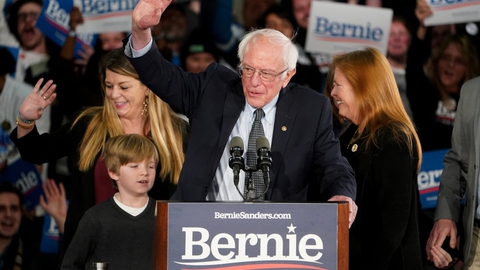 Den 78-årige venstreorienterede senator Bernie Sanders siger, at han fører ved stemmeoptællingen ved Demokraternes vælgermøder i den amerikanske delstat Iowa.