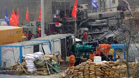 Det lykkedes søndag redningsmandskab at redde en af de 22 kinesiske minearbejdere, der siden 10. januar har været fanget under jorden i den østlige provins Shandong.