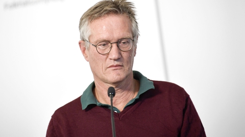 Sverige burde have truffet flere forholdsregler mod det nye coronavirus fra begyndelsen, siger statsepidemiolog Anders Tegnell til Sveriges Radio. - Skulle vi komme til at støde på samme sygdom med præcis den viden, som vi har i dag, tror jeg, at vi ville have gjort en mellemting mellem det, som Sverige har gjort, og det, som resten af verden har gjort, siger Tegnell til nyhedsprogrammet Ekot. (Foto: Pontus Lundahl/TT/Ritzau Scanpix)