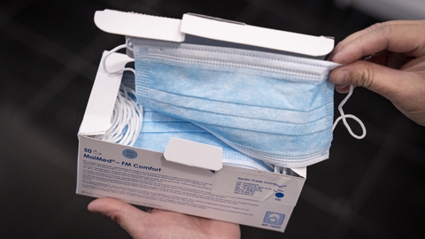 Sundhedsstyrelsen anbefaler at bruge mundbind i den offentligge transport, når der ikke kan holdes afstand. (Arkivfoto)