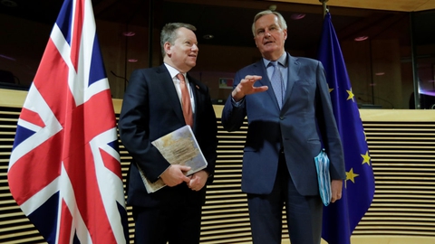 Chefforhandleren for EU, franskmanden Michel Barnier, mødtes mandag eftermiddag i Bruxelles med sin britiske modpart, David Frost, til den første runde forhandlinger om de fremtidige relationer.