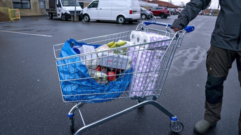 Der købes stort ind torsdag morgen flere steder i landet. Her er det ved en Rema 1000 i Aalborg.