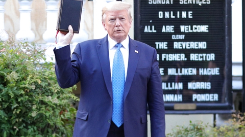 Præsident Donald Trump poserede mandag med en bibel i hånden for pressen foran St. John's Episcopal Church i Washington D.C. (Foto: Tom Brenner/Reuters/Ritzau Scanpix)