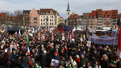 Tusindvis af mennesker gik lørdag på gaden i en stor demonstration i den østtyske by Erfurt i delstaten Thüringen. Demonstrationen er vendt mod det indvandringskritiske parti AfD, som gik markant frem ved et nyligt delstatsvalg og udløste et politisk jordskælv i de store politiske partier på landsplan.