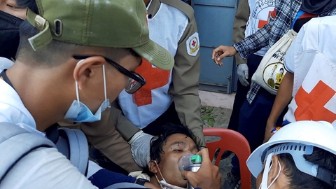Læger forsøger at redde en demonstrant, som er blevet ramt af skud i Dawei i Myanmar søndag.