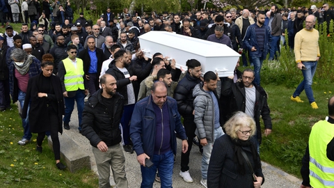 Digter Yahya Hassan blev tirsdag eftermiddag begravet på den muslimske gravplads på Vestre Kirkegård i Aarhus. Den 24-årige digter blev fundet død i sin lejlighed torsdag.