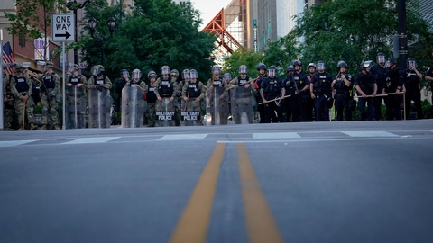 Soldater fra Nationalgarden og politibetjente blokerer en gade i Louisville, Kentucky, under en protest i weekenden.