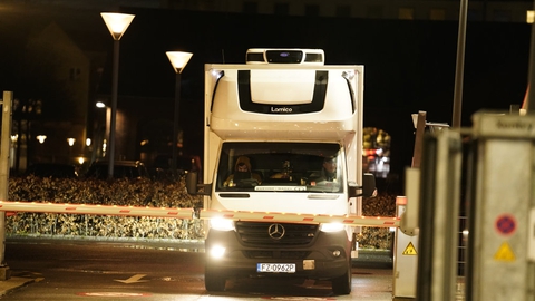 En polsk kølebil ankom med doserne natten til tirsdag, og forlod Statens Serum Institut igen senere tirsdag morgen. Der er ankommet 4800 doser, som vil blive taget i brug i Region Syddanmark.