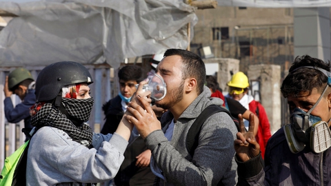 Demonstrationer mod Iraks regering er blusset op igen. Mandag var der i Bagdad og andre byer sammenstød mellem politi og demonstranter. Her får en demonstrant ramt af tåregas medicinsk hjælp.
