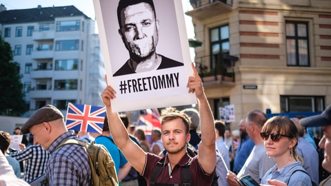 Tommy Robinson er en omdiskuteret mand, der også flere gange har været fængslet. Her ses en demonstration i sympati med ham ude foran den britiske ambassade i København. (Foto: Kristoffer Trolle/Flickr)