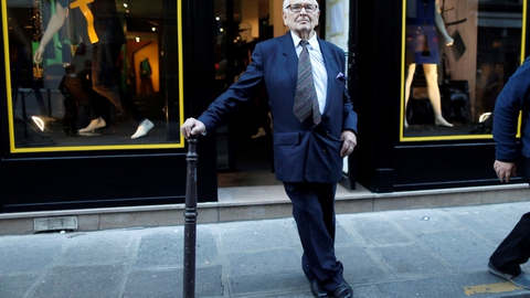 Den franske modeskaber Pierre Cardin er død, 98 år, oplyser hans familie ifølge det franske nyhedsbureau AFP. Cardin var kendt for sin avantgardistiske stil. Han foretrak geometriske former, hvorved han ofte ignorerede feminine kurver. Han var fortaler for en unisexmode, der sommetider var eksperimenterende.(Arkivfoto)