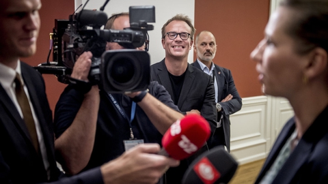 Stabschef Martin Rossen smiler, mens Mette Frederiksen taler med pressen efter regeringsforhandlinger på Christiansborg, mandag den 24. juni 2019. Tirsdag har han sagt sin stilling op. (Arkivfoto)
