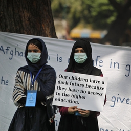 Afghanske flygtningekvinder i Indien markerer Den Internationale Kvindedag i New Delhi. I den amerikanske kongres, hvor mange medlemmer er skeptiske over for USA's planer om at trække landets sidste 2500 soldater ud af Afghanistan, er der frygt for kvinders fremtid under et muligt jihadistisk regime i Kabul.