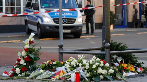 Politibil ved et af de steder, hvor sørgende torsdag nedlagde blomster i Hanau efter en skudmassakre, som ifølge den tyske regering var "et terrorangreb motiveret af racisme".