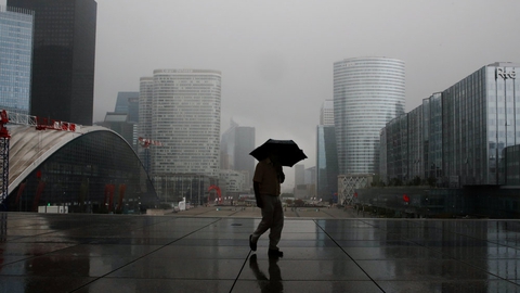 En mand med mundmind går genenm finans-og forretningskvarteret La Defense i Paris, hvor det snart bliver obligatorisk at bære mundbind på kontoret.
