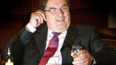 Den nordirske republikaner John Hume, som i 1998 modtog Nobels fredspris sammen med David Trimble, er død, 83 år. Det oplyser irsk tv ifølge Reuters. John Hume og David Trimble fik fredsprisen for deres indsats for at finde en fredsaftale i Nordirland.