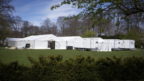 Covid-19: Myndighederne er igang med at bygge et stort COVID-19 testcenter i telte i Fælledparken i København, lørdag d. 18. april 2020. (Foto: Liselotte Sabroe/Ritzau Scanpix) Photographer: Liselotte Sabroe