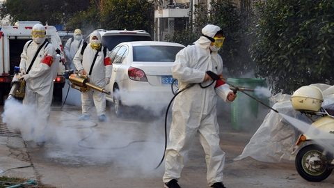 Undersøgelser peger på, at den nedadgående kurve i antallet af nye smittetilfælde kan hænge sammen med isolering af byer og et stort fokus på at undgå smitterisiko med håndvask, mundbind og tidlig henvendelse hos lægen. Her ses personale i beskyttelsestøj, der desinficerer en vej i Anhui-provinsen i det østlige Kina tidligere på ugen.