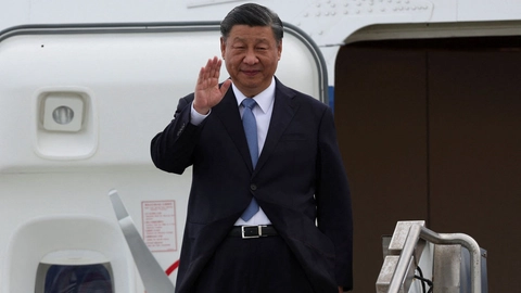 Kinas præsident, Xi Jinping, vinker til de fremmødte ved sin ankomst til San Francisco.