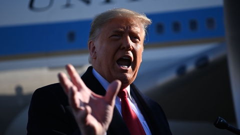 USA's præsident, Donald Trump, kalder en mulig rigsretssag - som i givet fald vil være den anden rigsretssag mod ham - for "fuldkommen latterligt". Han kom med en udtalelse, da han var på vej fra Washington D.C. til Texas for at se sin mur ved grænsen til Mexico.