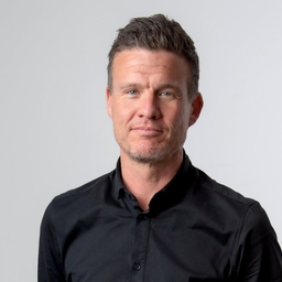 Søren Rosenlund Christensen, ansvarshavende chefredaktør ved Nordjyske Medier, har fredag mistet livet. Han døde som følge af komplikationer efter en trafikulykke tidligere på ugen. Han efterlader sig sin kone og to voksne børn.