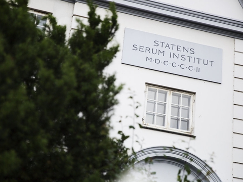 Direktøren for Statens Serum Institut er fritaget og sendt hjem. Kammeradvokaten skal undersøge mistanker om fejl og uregelmæssigheder.