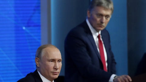 Kreml-talsmanden Dmitrij Peskov, der her ses sammen med præsident Vladimir Putin siger, at han er testet positiv for det nye coronavirus. (Arkivfoto)