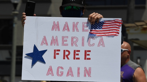 I en leder i Santa Barbara News-Press fredag sammenlignede ejer Wendu McCaw ordren om at blive hjemme under coronapandemien med Nazityskland.