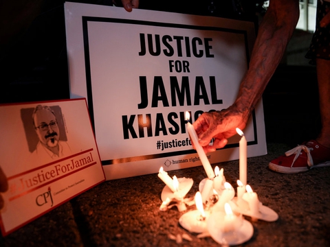 På den første årsdag for drabet på Khashoggi blev der tændt lys foran blandt andet den saudiarabiske ambassade i Washington.