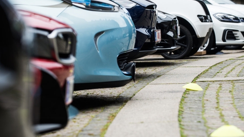 Salget af biler er faldet en del i år, og det risikerer at koste flere forhandlere livet, mener organisationen Autobranchen Danmark. (Arkivfoto)