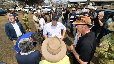 Premierminister Scott Morrison (i hvid skjorte, rd.) besøgte onsdag i sidste uge Stokes Bay på Kangaroo Island sydvest for Adelaide, der er hårdt ramt af bushbrande.