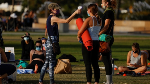 Motionister får tjekket deres temperatur i en park i Californien. USA er et af de lande, hvor smittetallene igen er på vej i den rigtige retning. (Arkivfoto)