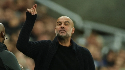 Pep Guardiola reagerer under sit holds kamp mod Newcastle i Carabao Cup.