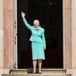 Dronning Margrethe vinker til de mange der er mødt op foran Fredensborg Slot, torsdag den 16. april 2020. (Foto: Ólafur Steinar Gestsson/Ritzau Scanpix)