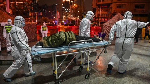 For første gang er der konstateret coronavirus i Tyskland. Virusset, der stammer fra Kina, har allerede taget mange liv. På billedet ses en patient på vej ind i et hospital i den kinesiske by Wuhan. (Foto: Hector Retamal/AFP/Ritzau Scanpix)