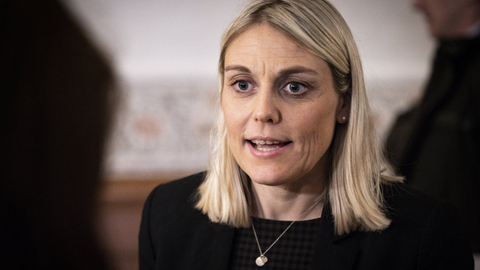 Forsvarsminister Trine Bramsen (S) kan ikke give en løftet pegefinger til hverken kronprins Frederik eller toppen af Forsvaret i sag om møder mellem parterne. (Arkivfoto)