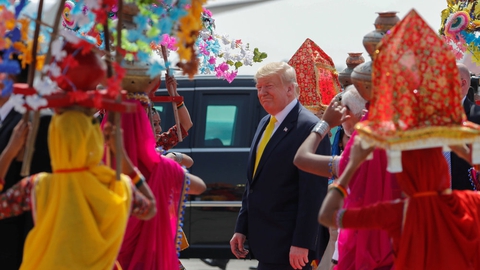 Donald Trump er mandag ankommet til Indien, hvor han vil forsøge at forbedre handelsforholdet mellem de to lande.