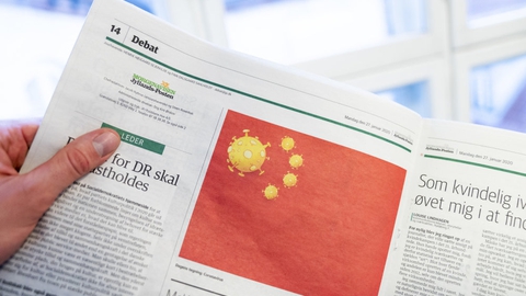 Niels Bo Bojesens satiretegning fra Jyllands-Posten forestiller det røde kinesiske flag, hvor de traditionelle gule stjerner er erstattet af illustrationer af coronavirus. Et udbrud af virusset har hidtil kostet over 100 mennesker livet i Kina.