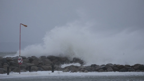 Stormen Pia blæste torsdag ind over Danmark med forventede vindstød af orkanstyrke. Derfor blev beboerne i de vindfølsomme højhuse, Bellahøjhusene i København, evakueret.